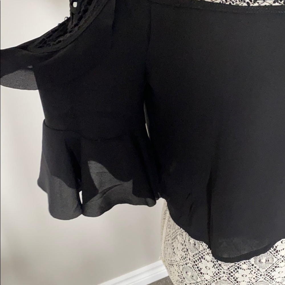 Cropped Blouse - Picture 2 of 3